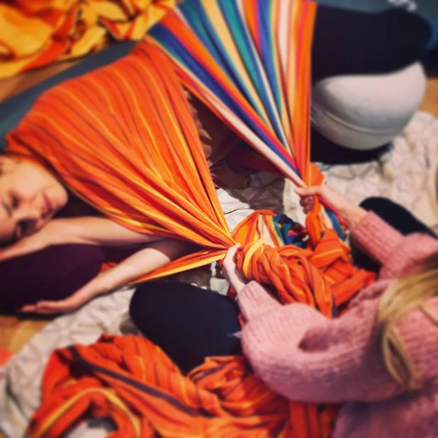 Doula Begleitung, Doula Geburtshilfe Tirol, Doula Kufstein und Umgebung, Doula Inntal Betreuung, Doula Bezirk Kufstein, Geburtsbegleitung Tirol, Alternative Geburtsvorbereitung, Geburtsbegleitung durch Doula, Judith Gwercher Doula, Doula Judith Gwercher Tirol, Blessingway Ritual, Blessingway Schwangerschaftsritual, Rituale zur Geburt, Schwangerschaftsrituale Doula, Rebozo Ritual, Rebozo Cerrada Ritual, Closing the Bones Ritual, Willkommensfest für Neugeborene, Namensgebungsfest für Babys, Frauenkreis und Mädchenkreis Tirol, Frauenkreis Judith Gwercher, Womencircle Tirol, Yonicast Workshops, Vulvacast Events, Schwangerschaftsworkshops Tirol, Workshops zur Geburtsvorbereitung, Workshops für Schwangere Kufstein, Rituale für werdende Mütter, Frauenrituale zur Geburt, Doula für alternative Geburt